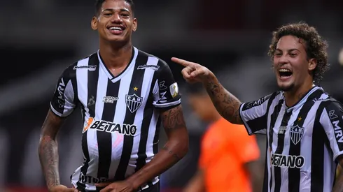 Foto: Yuri Edmundo - Pool/Getty Images - Guga (à dir.) seria um dos atletas que Inter exige para trocar pela contratação de Edenilson