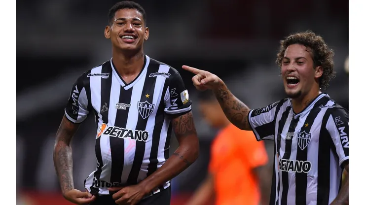 Foto: Yuri Edmundo - Pool/Getty Images - Guga (à dir.) seria um dos atletas que Inter exige para trocar pela contratação de Edenilson