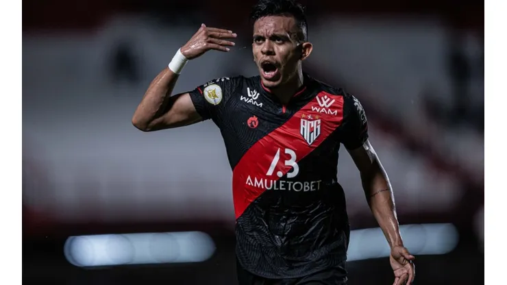 Igor Cariús disputou o último Brasileirão com a camisa do Atlético-GO (Foto: Heber Gomes/AGIF)