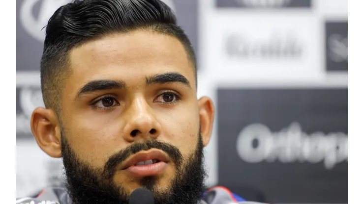 Foto: Fernanda Luz/AGIF - Felipe Jonatan é o atual titular da LE do Santos, mas pode ganhar companhia de Bidu em 2022