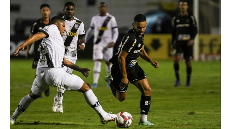 Yago Henrique (e) pela Ponte Preta (Foto: Rogério Capela/AGIF)