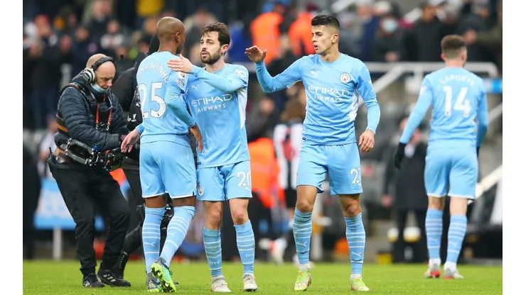City dominou e goleou o Newcastle, fora de casa, em resultado que manteve os Sky Blues na liderança do Campeonato Inglês
