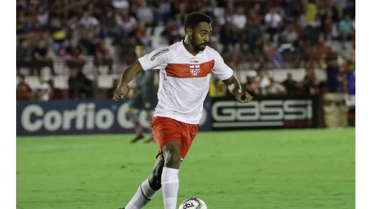 Foto: Heber Gomes/AGIF - Wellington Carvalho em ação pelo CRB