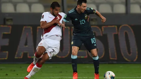 Foto: Ernesto Benavides – Pool/Getty Images – Luis Abram em lance contra Messi pelas Eliminatórias – há muitos palmeirenses indicam o peruano para 2022