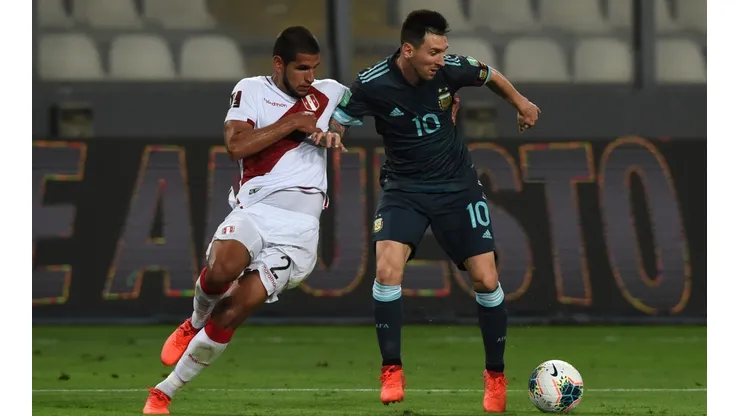 Foto: Ernesto Benavides - Pool/Getty Images - Luis Abram em lance contra Messi pelas Eliminatórias - há muitos palmeirenses indicam o peruano para 2022