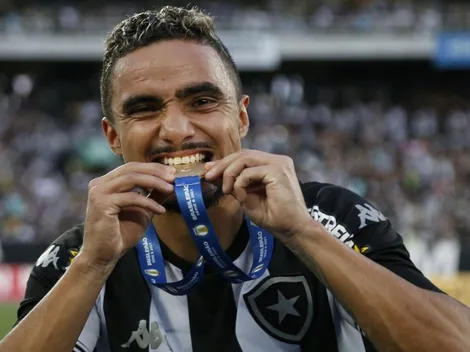 Lateral-direito Rafael revela quais são as chances de atuar com irmão gêmeo no Botafogo
