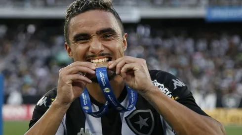 Vitor Silva/Botafogo - Rafael, lateral-direito do Botafogo