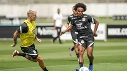 Foto: Rodrigo Coca/Ag. Corinthians - Guedes (à esq.) recebeu sondagem forte do Krasnodar, mas reforça que seu foco em 2022 é o Corinthians
