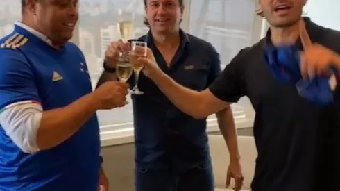 Ronaldo comemorando com Sérgio Rodrigues, presidente do Cruzeiro, o novo acordo (Foto: Reprodução/Instagram)