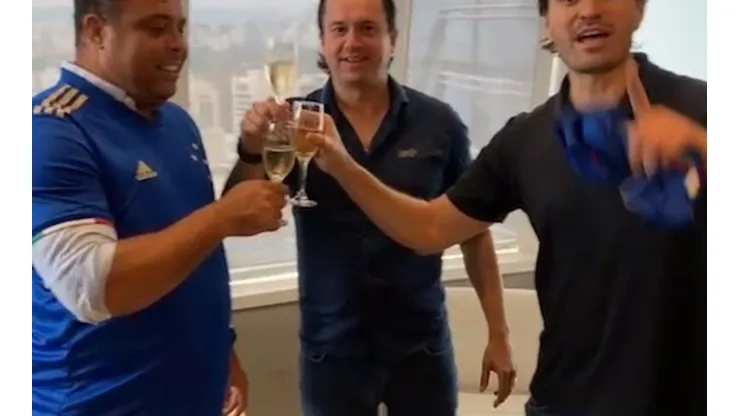 Ronaldo comemorando com Sérgio Rodrigues, presidente do Cruzeiro, o novo acordo (Foto: Reprodução/Instagram)