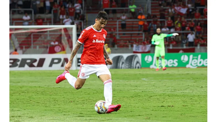 Foto: Maxi Franzoi/AGIF | Saravia atuou como meia na reta final do Brasileirão