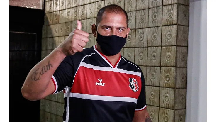 Paulo Paiva/AGIF - Walter, atacante do Santa Cruz