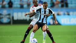 Foto: Pedro H. Tesch/AGIF - São Paulo não para em Douglas Costa e tem interesse em mais um meia