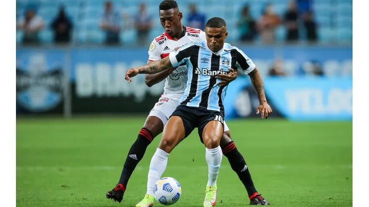 Foto: Pedro H. Tesch/AGIF - São Paulo não para em Douglas Costa e tem interesse em mais um meia
