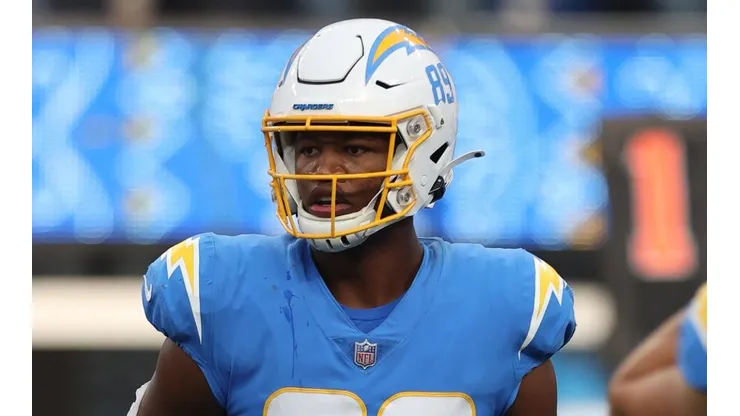 Donald Parham, TE dos Chargers, foi levado ao hospital após ser retirado do campo de maca (Getty Images)