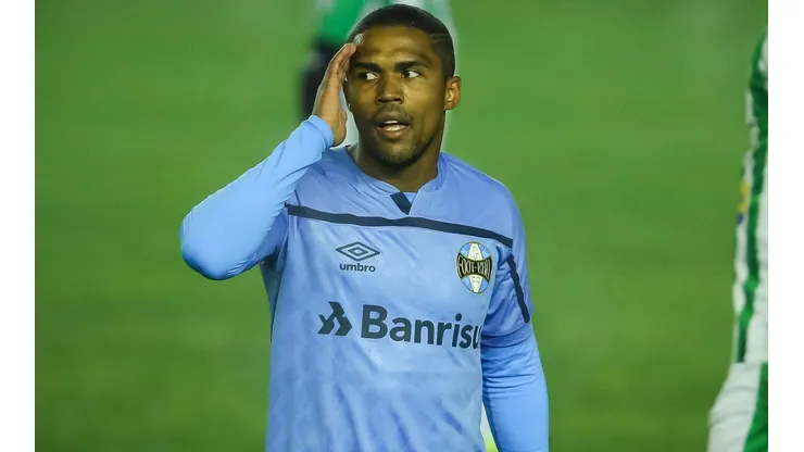 Douglas Costa, ex-Grêmio, tem prisão decretada.