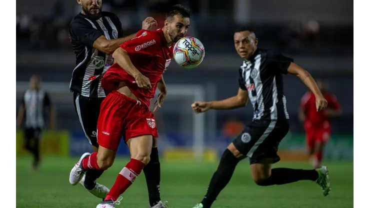 Foto: Alisson Frazao/AGIF - CRB repatriou o meia Rafael Longuine para aa temporada 2022