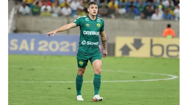 Camilo, volante do Cuiabá, em ação contra o Internacional (Foto: AssCom Dourado)