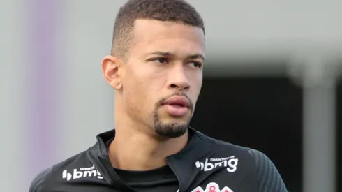 Foto: Rodrigo Coca/Ag. Corinthians - João Victor é um doas ativos mais assediados do Corinthians, que já sonda Kanu, do Botafogo