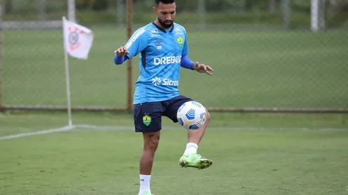 Clayson retorna de suspensão e deve ser titular no Cuiabá (Foto: AssCom Dourado)