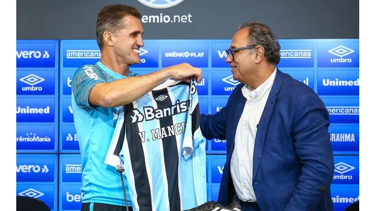 Foto: Lucas Uebel/Grêmio/Divulgação - Técnico e diretor de futebol falaram em coletiva após o rebaixamento ser confirmado