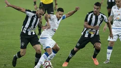Foto: Jorge Rodrigues/AGIF - Pedro Castro (à esq) foi titular absoluto na campanha do título do Botafogo na Série B