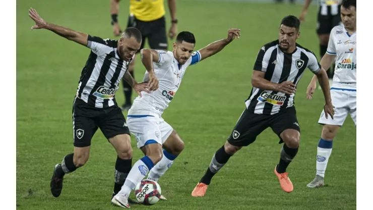 Foto: Jorge Rodrigues/AGIF - Pedro Castro (à esq) foi titular absoluto na campanha do título do Botafogo na Série B