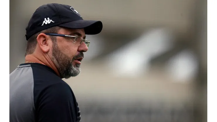 Enderson não terá Chay machucado e modificou as pontas para o duelo contra o Confiança (Foto: Vitor Silva/Botafogo)