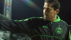 Foto:Robson Mafra/AGIF - Gustavo Morínigo saúda a galera Alviverde durante partida contra o Operário no estádio Couto Pereira