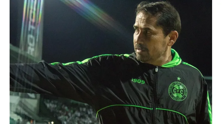 Foto:Robson Mafra/AGIF - Gustavo Morínigo saúda a galera Alviverde durante partida contra o Operário no estádio Couto Pereira
