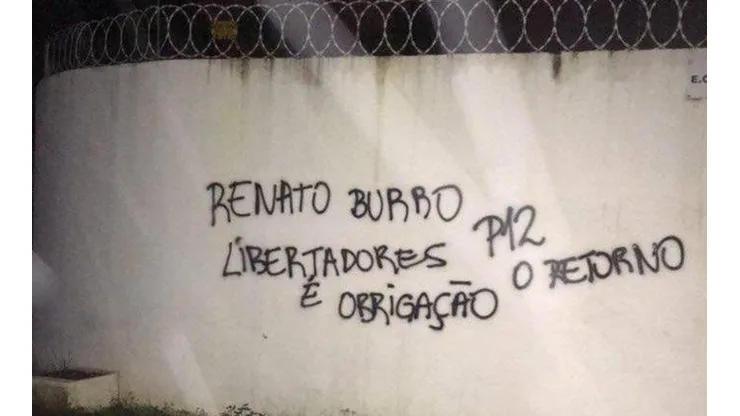 Pichação foi feita na madrugada desta quinta-feira, 04 | Crédito: Reprodução Twitter