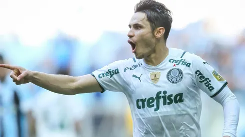 Raphael Veiga comemora um dos gols marcados contra o Grêmio (Foto: Pedro H. Tesch/AGIF)