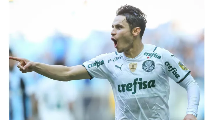 Raphael Veiga comemora um dos gols marcados contra o Grêmio (Foto: Pedro H. Tesch/AGIF)
