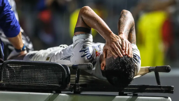 Momento em que o lateral sai do jogo