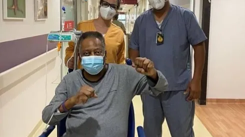 Pelé faz publicação ainda no hospital e comemora recuperação com 'soco no ar'