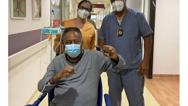 Pelé faz publicação ainda no hospital e comemora recuperação com 'soco no ar'