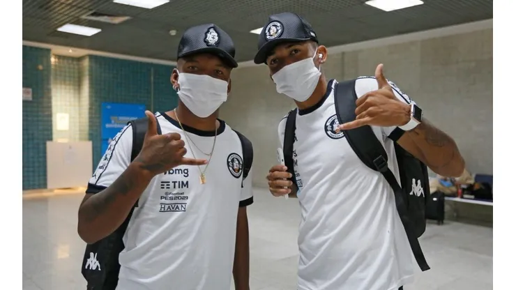 Atletas do Vasco foram recebidos com pequeno protesto dos torcedores, que cobraram o retorno a Série A (Foto: Rafael Ribeiro/Vasco)