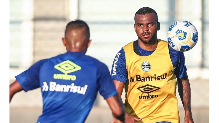 Léo Gomes: novidade entre os relacionados (Foto: Lucas Uebel / Grêmio / Divulgação)
