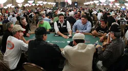 Salão completamente lotado em edições anteriores da WSOP (Foto: Getty Images)