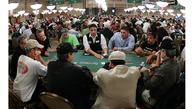 Salão completamente lotado em edições anteriores da WSOP (Foto: Getty Images)
