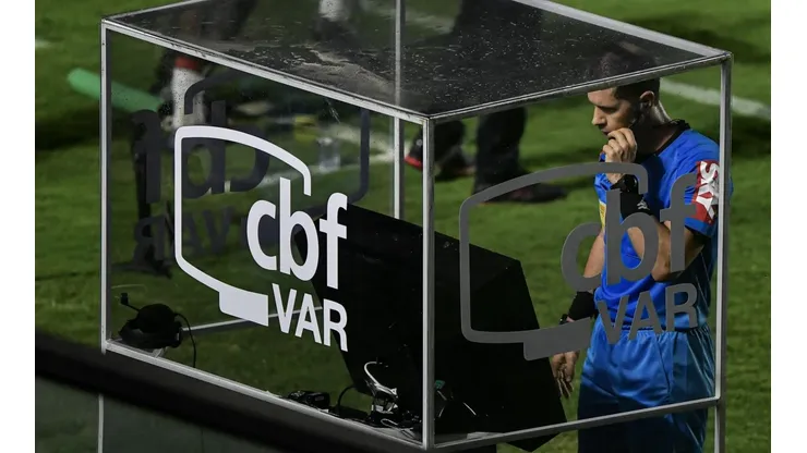 CBF alega que, por não usar a mesma quantidade de câmeras da Série A, não havia imagem para traçar a linha do impedimento (Foto: Thiago Ribeiro/AGIF)