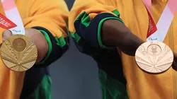 Petrucio Ferreira dos Santos e Washington Junior com o ouro e o bronze que conquistaram, respectivamente, nessa sexta (27). (Foto: Getty Images)