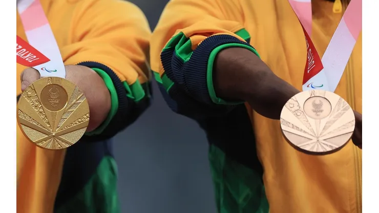 Petrucio Ferreira dos Santos e Washington Junior com o ouro e o bronze que conquistaram, respectivamente, nessa sexta (27). (Foto: Getty Images)