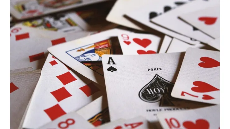 O número de formar possíveis de embaralhar um baralho de poker é absurdo! (Foto: Divulgação)