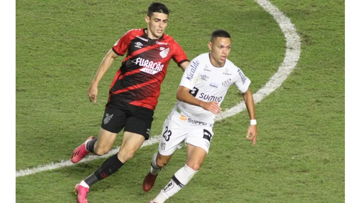 Athletico e Santos, em campo pelo Brasileirão 2020 (Foto: Fernanda Luz/AGIF)