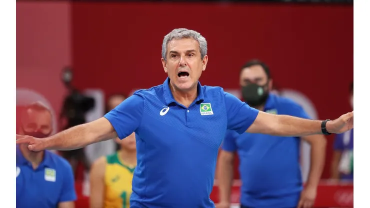 Zé Roberto Guimarães falou sobre as chances de continuar como técnico até os próximos Jogos Olímpicos, em Paris (Foto: Getty Images)
