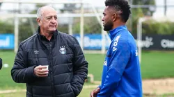 Felipão e Borja: técnico buscou referências do atacante com o camisa 9 (Foto: Lucas Uebel/Grêmio/Divulgação)