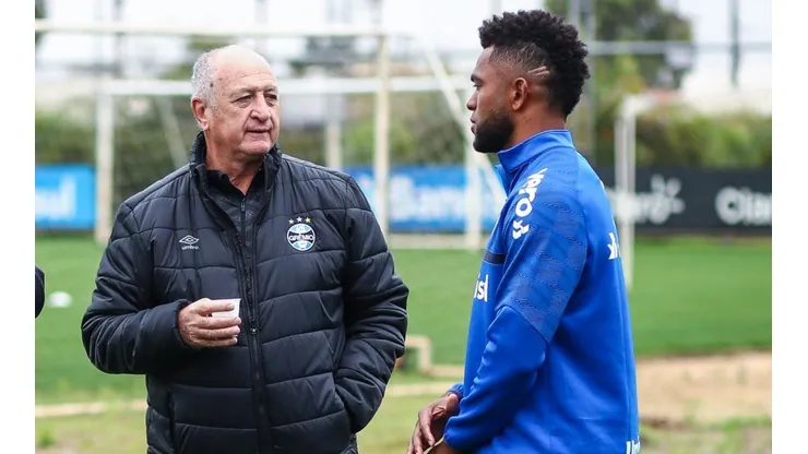 Felipão e Borja: técnico buscou referências do atacante com o camisa 9 (Foto: Lucas Uebel/Grêmio/Divulgação)