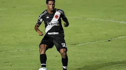 Vasco informa que Juninho (na foto) e MT voltarão ao sub 20 até segunda ordem (Foto: Thiago Ribeiro/AGIF)