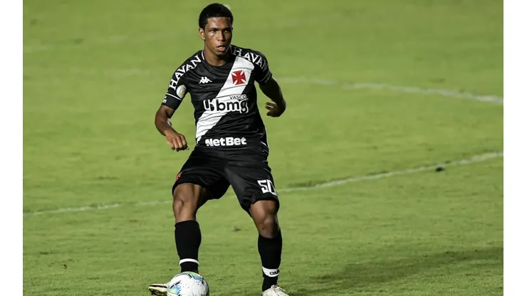 Vasco informa que Juninho (na foto) e MT voltarão ao sub 20 até segunda ordem (Foto: Thiago Ribeiro/AGIF)